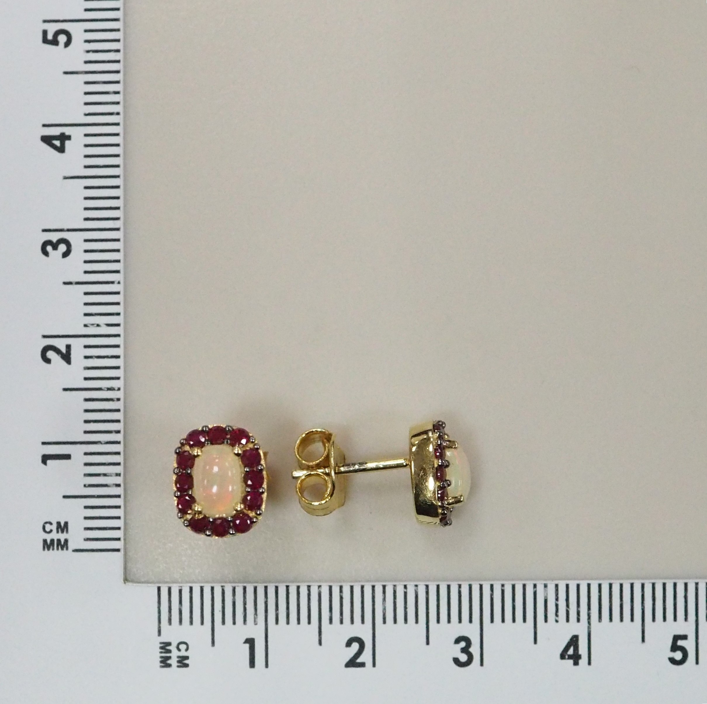 Серебряные серьги-пусеты с опалами и рубинами